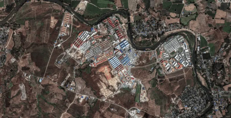 ▲緬甸軍方突襲臭名昭彰的KK園區，有人在逃難時渡河溺斃。（圖／翻攝自blockcast）