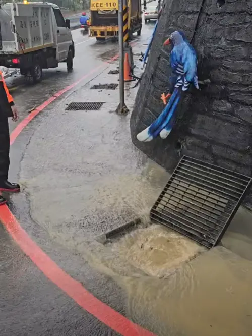 ▲受到豪大雨影響，新北市山區的深坑區路面已經有淹水現象。（圖／深坑大小事臉書）