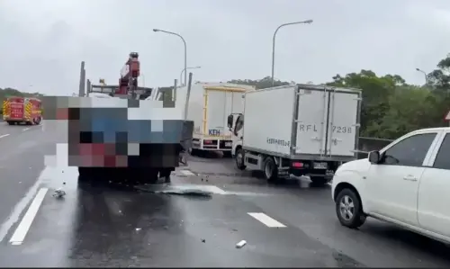 ▲國三北上103.8公里發生小貨車連續追撞事故。（圖／翻攝畫面）