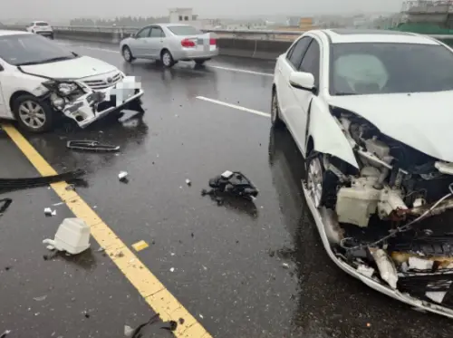 風神外圍環流來襲　國道多處連環撞、大貨車墜橋慘死
