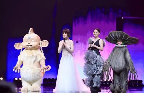 ▲潘迎紫（左二）和《浴火鳳凰》裡的神獸嘟嘟（左一），以及《靈山神劍》裡的靈芝草人（右一）再度同台，被資深觀眾視為金鐘60戲劇類頒獎典禮上的大亮點，也拿下戲劇類頒獎典禮的收視最高點。（圖／三立提供）