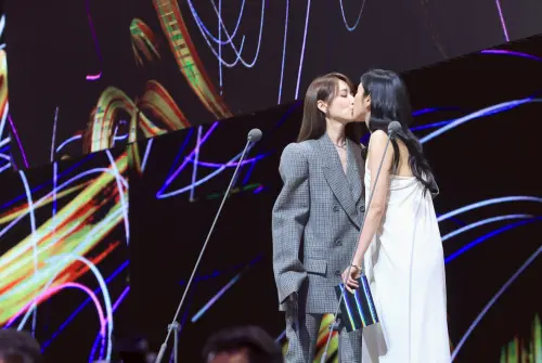 ▲金鐘60柯佳嬿（左）與楊謹華（右）在3戰視后揭曉前在典禮上驚天一吻，成為戲劇類頒獎典禮上的熱門話題。（圖／三立提供）