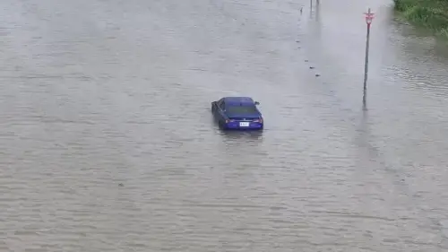 新北暴雨慘成一片汪洋！小客車「受困五股疏洪道」空拍畫面流出了
