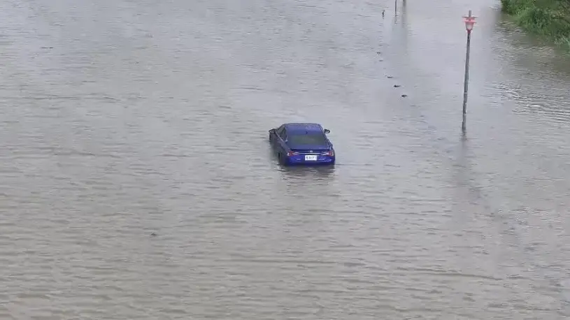 ▲新北市五股疏洪道因暴雨緣故淹成一片汪洋，導致一輛小客車受困。（圖／翻攝畫面）