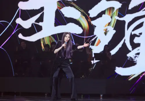 ▲金鐘60戲劇類頒獎典禮回顧昔日著名的連續劇經典歌曲，請到睽違10年的江淑娜（中）驚喜登場，也是典禮的大亮點。（圖／三立提供）