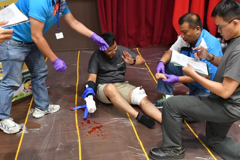 ▲15個分局各遴選兩名菁英選手參賽，項目包含「心肺復甦術（CPR）」及「止血帶包紮」等急救技能，最終成績揭曉，由豐原分局奪得冠軍（圖/記者鄧力軍翻攝）