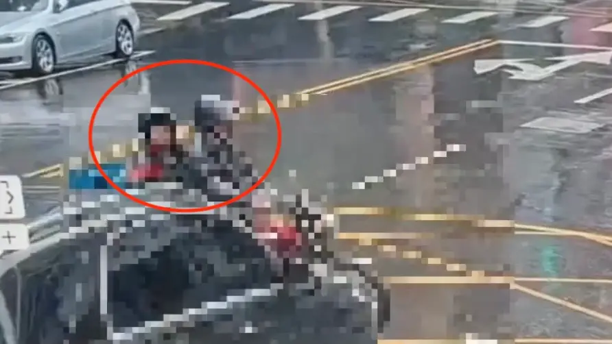 ▲台北市大同區今（20日）上午發生一起死亡車禍，撞擊瞬間畫面曝光。（圖／翻攝畫面）