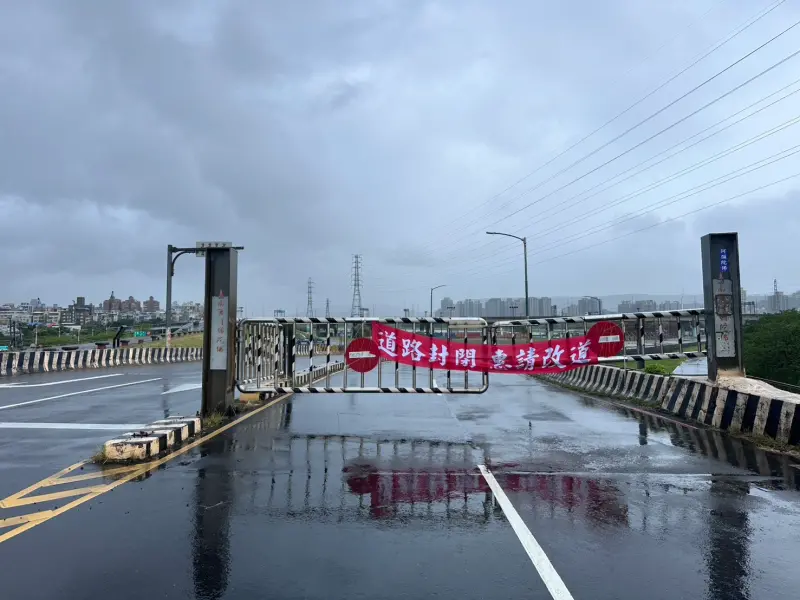 ▲新北市自今（20）日19時起，大漢溪流域左岸部分水門周邊紅黃線開放停車。（圖／新北市交通局）