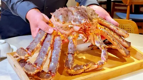 ▲麟粥宮主打現撈活體海鮮砂鍋粥，包含紅蟳、波士頓龍蝦、帝王蟹等頂級食材，每一碗都從點單那刻才開始熬煮。（圖／翻攝畫面）