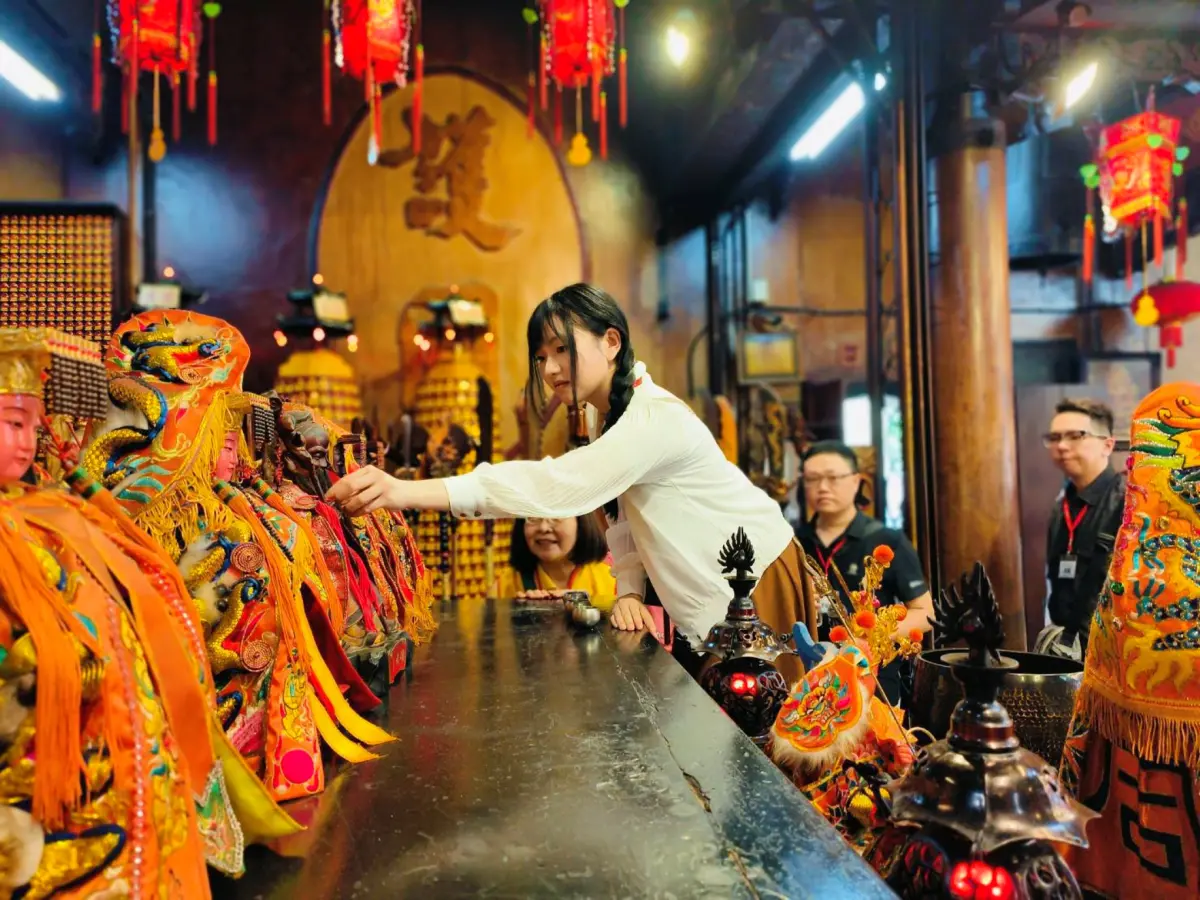 ▲「緣起梧棲」單身聯誼活動，參加者前往朝元宮祈福抽月老紅線，期盼幸福即刻出現(圖／民政局提供2025.10.20)