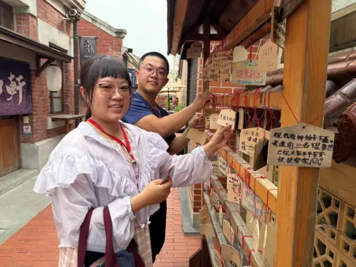 ▲參加者走訪梧棲文化出張所，繪馬祈福早日脫單(圖／民政局提供2025.10.20)