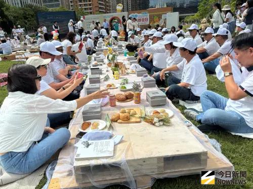 ▲台中市民野餐日11/2登場 ，今日在新市政公園先行暖身邀各局處辦野餐。（圖／記者金武鳳攝，2025.10.20)