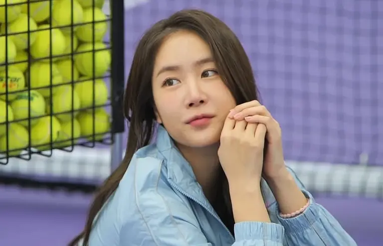 ▲SISTAR韶宥近日發文控訴被達美航空冷眼對待、不給飯吃，一名乘客出面打臉，指是韶宥喝爛醉，事件大反轉。（圖／IG@soooo_you）