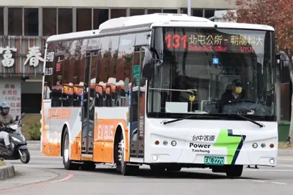 ▲中市府持續輔導客運業者將車輛汰換為電動公車，全市目前電動公車佔比將突破五成。(圖／交通局提供)