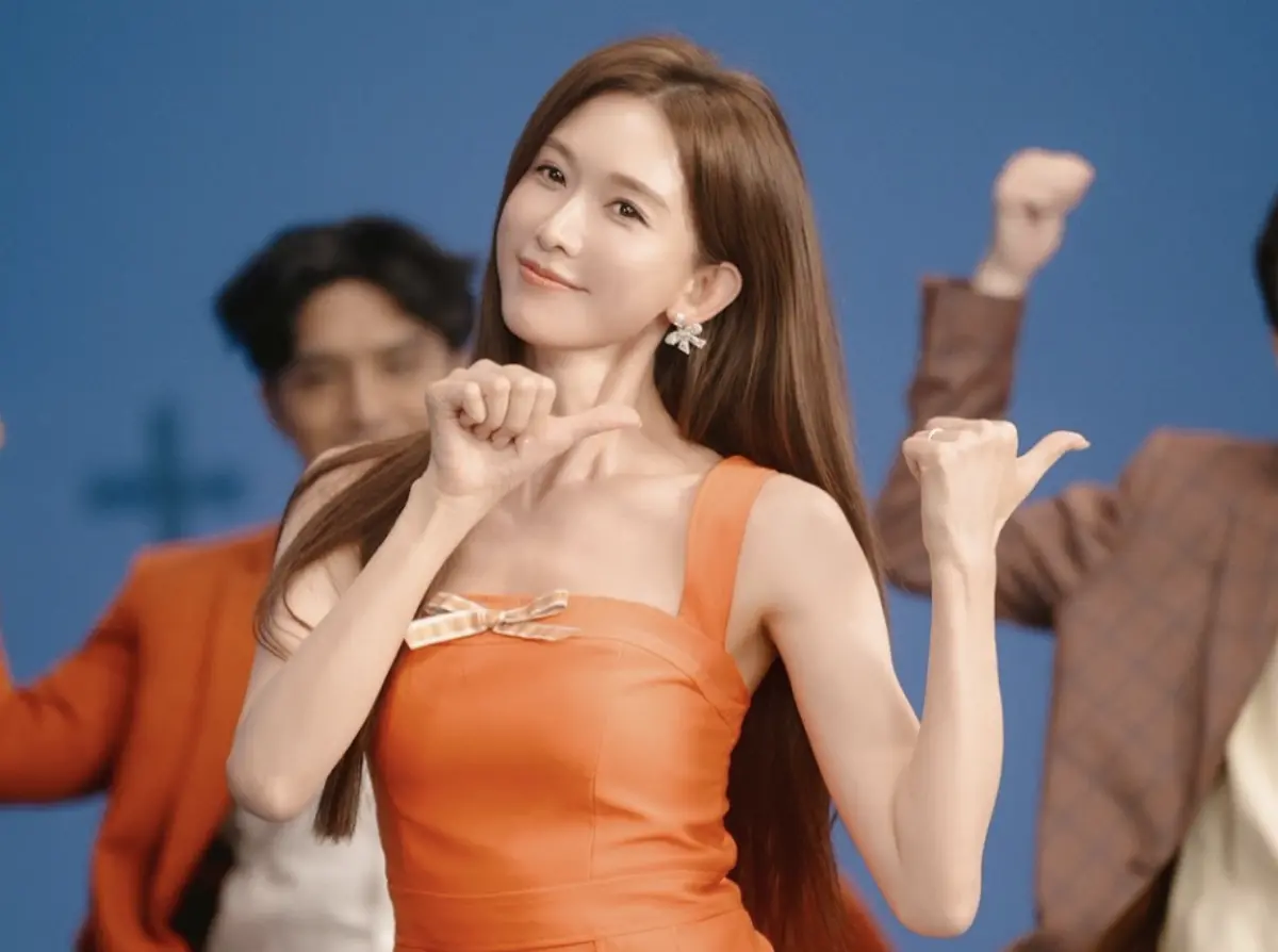 ▲50歲的林志玲（中），在最新廣告裡變回俏皮美少女，釋放凍齡丰采，仍然相當太迷人，而她透露亮麗祕訣、不藏私，表示健康的生活作息與營養飲食、運動，就是保持良好狀態的方法。（圖／田原香滴雞精提供）