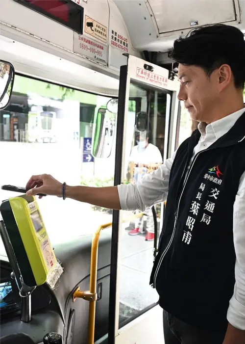 ▲葉局長搭乘公車體驗台中Go乘車碼隨刷隨進的便利性，經測試掃碼快速無誤，同車的通勤、通學族也都大讚方便。(圖／交通局提供)