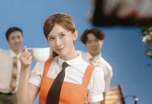 ▲林志玲（中）穿回校服、圍裙，感覺青春有活力。（圖／田原香滴雞精提供）