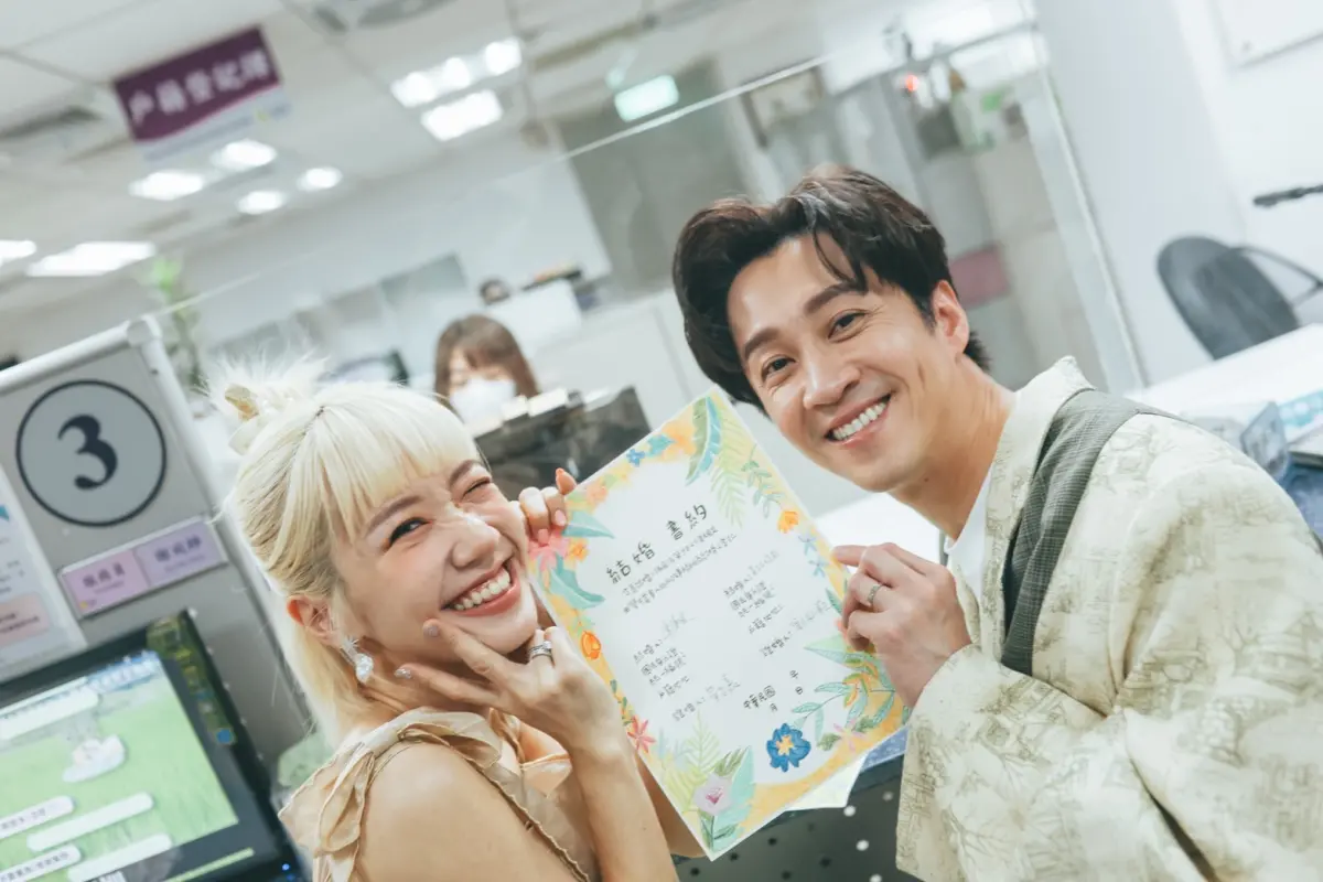 ▲Lulu（左）、陳漢典（右）宣布婚訊後，今日被直擊現身戶政事務所登記結婚，爸媽也到場見證、感動落淚。（圖／天地合娛樂&民間友人提供）