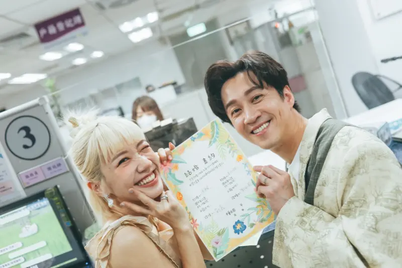 ▲Lulu（左）、陳漢典（右）宣布婚訊後，今日被直擊現身戶政事務所登記結婚，爸媽也到場見證、感動落淚。（圖／天地合娛樂&民間友人提供）