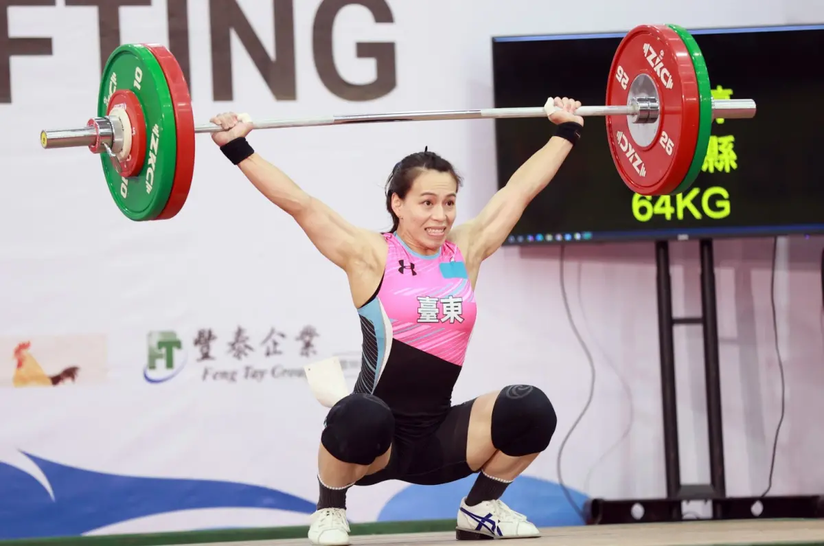 ▲「舉重女神」郭婞淳在114年全國運動會女子64公斤量級賽事中，以抓舉98公斤、挺舉130公斤、總和228公斤的成績勇奪金牌，並打破挺舉及總和兩項大會紀錄。（圖／雲林全運會提供）