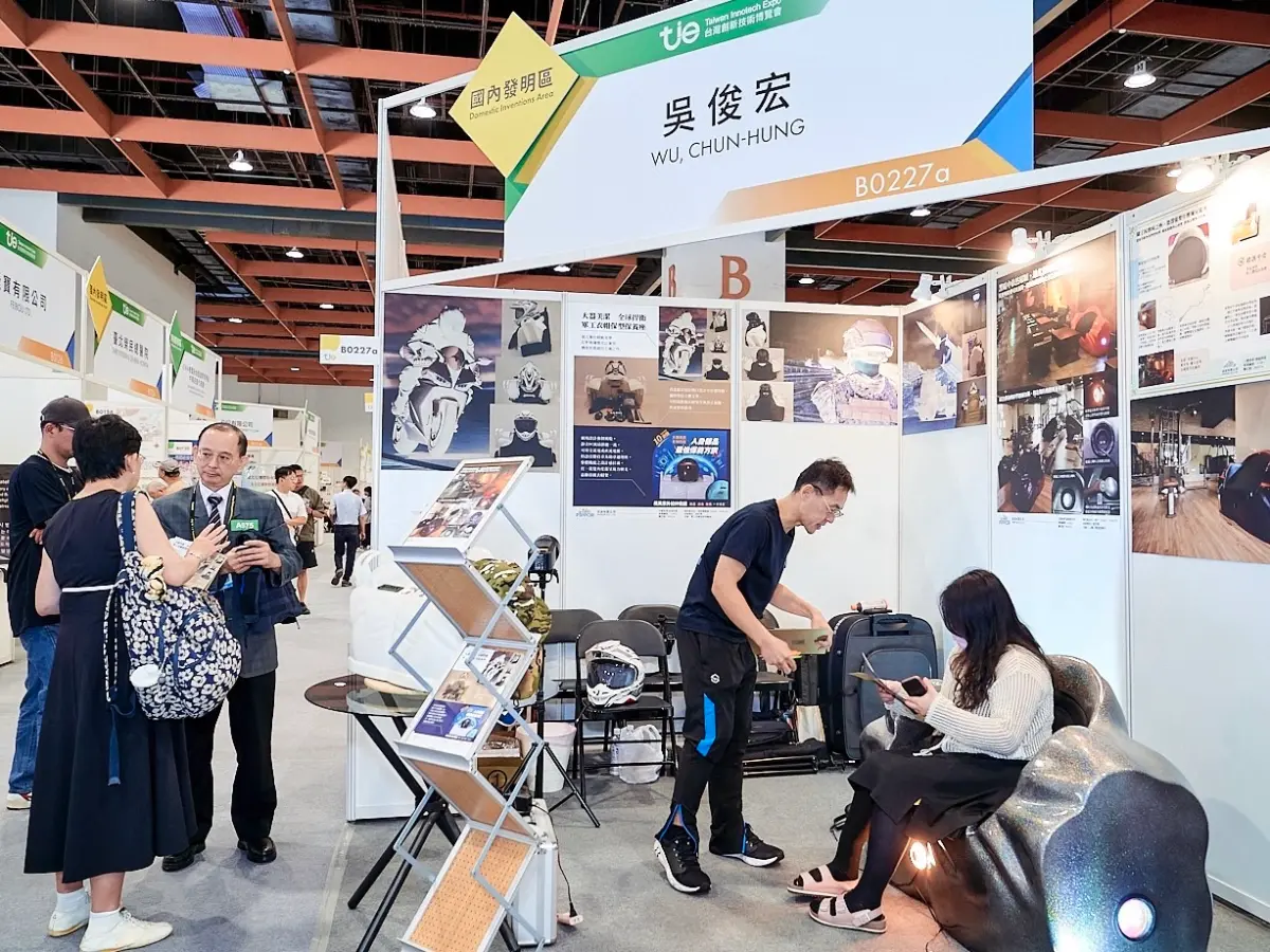 ▲「軍工衣帽保型保養座」於2025台灣創新技術博覽會首發亮相。（圖／翻攝畫面）