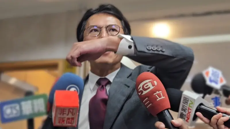 ▲黃國昌比出當時的動作,強調他是因為現場很擠,將手放在警察肩膀上,並非勒脖子。(圖/記者劉松霖攝)