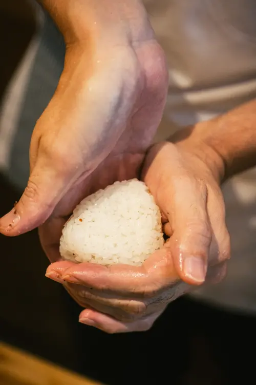 ▲主廚鼓勵大家，不用拘泥形狀，對他來說「能夠一手拿起來吃的飯糰，就是最好吃的飯糰」。（圖／記者蕭涵云攝）