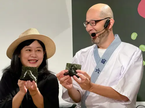 ▲「おにぎり淺草宿六」飯糰專門店主廚，三浦洋介手把手教學美味飯糰烹煮與手作捏製。（圖／記者蕭涵云攝）