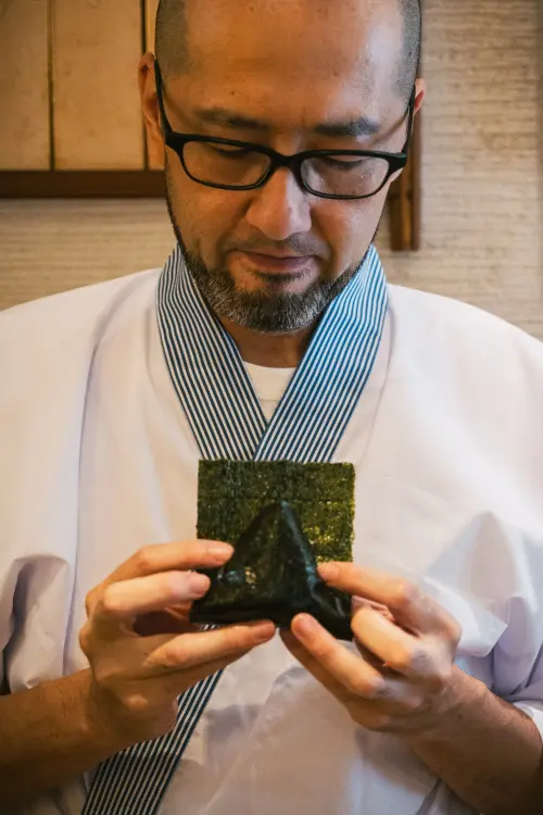 ▲台灣人飛日本必朝聖，東京最古老「淺草宿六」飯糰經典造型。（圖／日本虎牌提供）