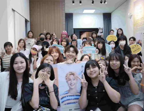 ▲炎亞綸（中）出席中山73影視藝文空間的專題講座，被觀眾熱情包圍，大家對他踴躍提問，他給出自己的答案。（圖／海鵬提供）