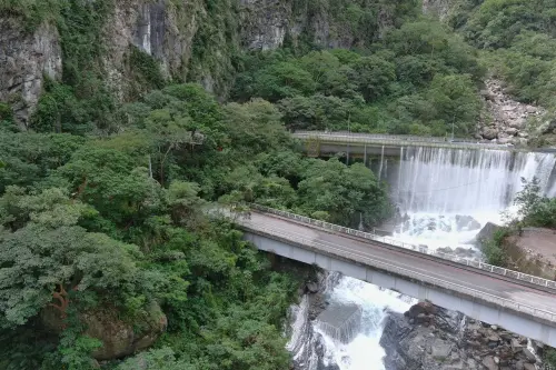 燕子口堰塞湖拉警報！持續滲流「短期恐潰決」　花蓮分署急出手
