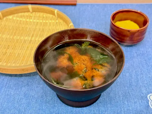 ▲連附上的味噌湯都是原汁原味從日本帶來。（圖／記者蕭涵云攝）