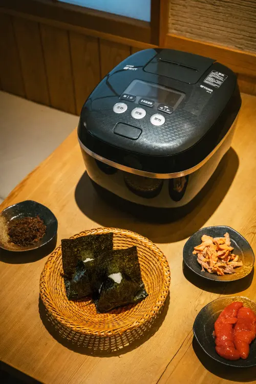 ▲板前飯糰快閃廚藝教室，日本職人教學電子鍋煮飯訣竅、現捏飯糰。（圖／日本虎牌提供）