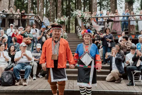 19年不變的浪漫！阿里山神木下婚禮　15對國際新人還享2福利
