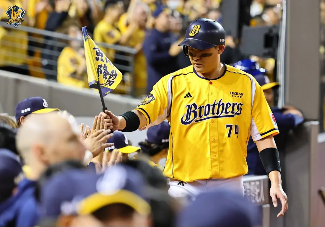 ▲全台雨勢不斷，中信兄弟、樂天桃猿在桃園棒球場的台灣大賽G4若因雨延賽，按照聯盟規定，將延遲到隔天23日（周四）原場地進行，而移動日取消，後續G5同樣維持原日程開打。（圖／中信兄弟提供）