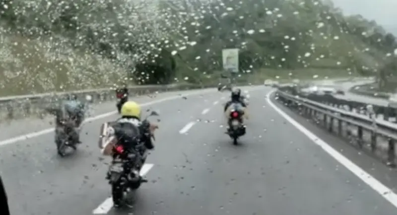 ▲馬來西亞多名飆車族趴車狂飆，完全不理會救護車警笛聲。（圖／翻攝自星洲網）