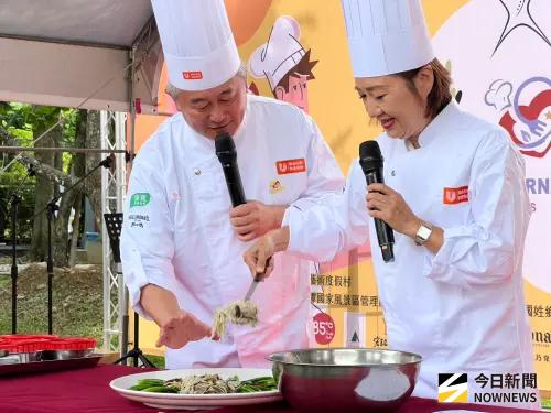 ▲國宴級名廚阿儒師潘岱儒，上台表演料理秀，用南投在地食材烹調「麻油香拌什錦菇」。（圖／記者金武鳳攝，2025.10.20)