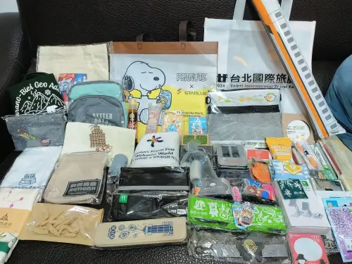 ▲網友分享以往逛展贈品，於 Threads 掀起熱議。（圖／翻攝自Threads ）