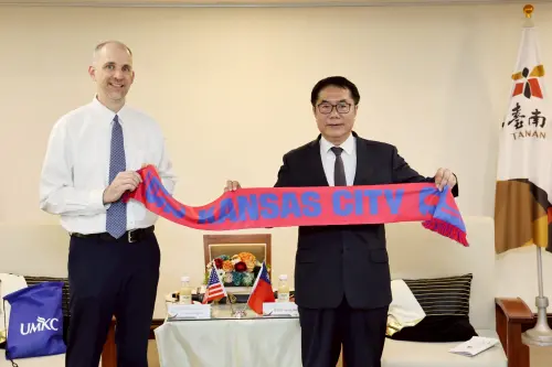 ▲ Jeremy Slagoski主席致贈堪薩斯市明年將舉辦世界盃足球賽的紀念布條給市長黃偉哲。（圖／南市府提供）