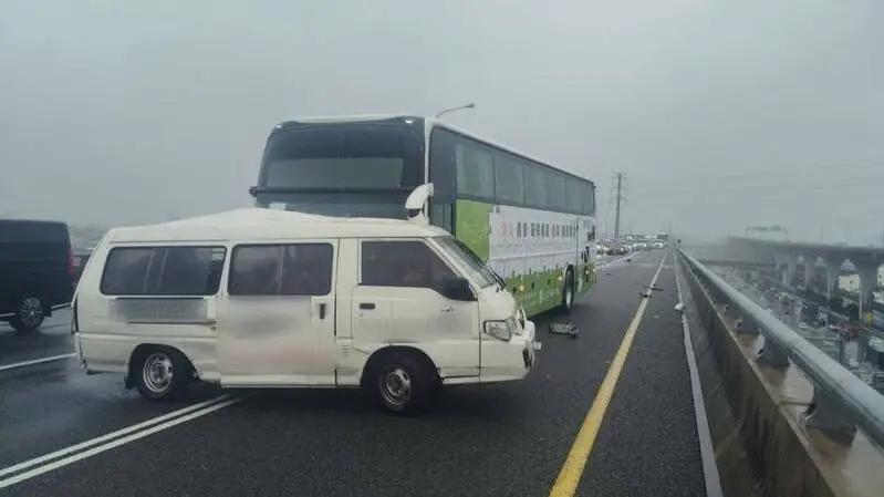 連客運也遭殃了！國1五楊高架3車追撞「整輛打橫車道」後方全塞爆