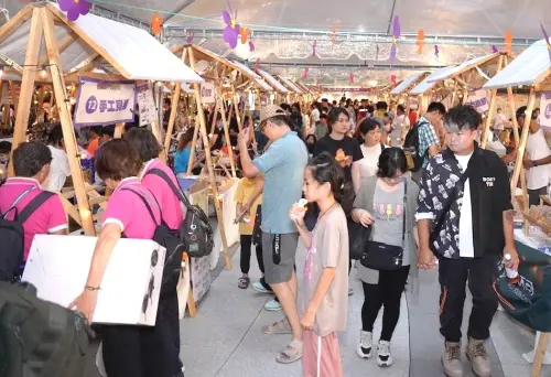 ▲高雄市政府勞工局舉辦深愛築夢創業市集活動，期與民眾熱情支持身障者築夢。(圖／高雄市政府勞工局提供)