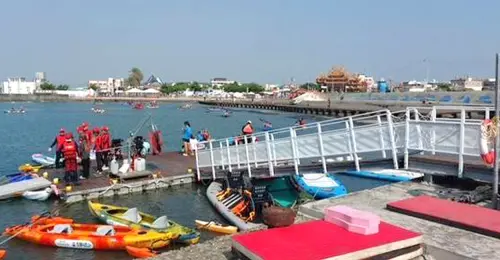 無障礙親水新體驗！海洋委員會打造彌陀漁港斜坡無障礙浮動碼頭
