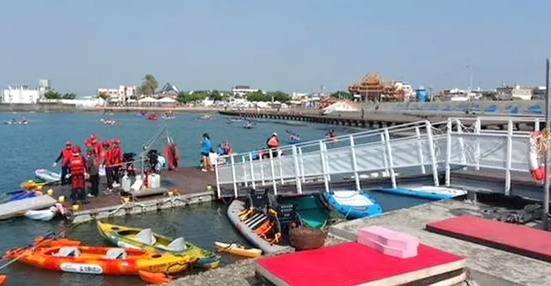 ▲海洋委員會斥資新台幣500萬元，在高雄市彌陀區彌陀漁港打造無障礙浮動碼頭，讓身障朋友親水新體驗。(圖／海洋委員會提供)