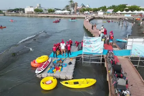 ▲海洋委員會斥資新台幣500萬元，在高雄市彌陀區彌陀漁港打造無障礙浮動碼頭，讓身障朋友親水新體驗。(圖／海洋委員會提供)