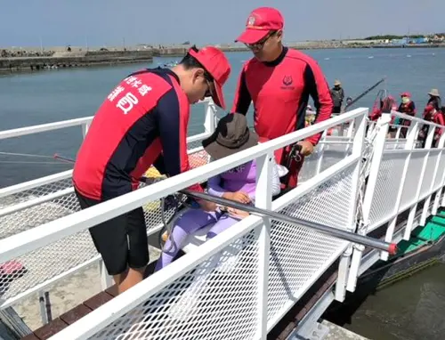▲海洋委員會斥資新台幣500萬元，在高雄市彌陀區彌陀漁港打造無障礙浮動碼頭，讓身障朋友親水新體驗。(圖／海洋委員會提供)