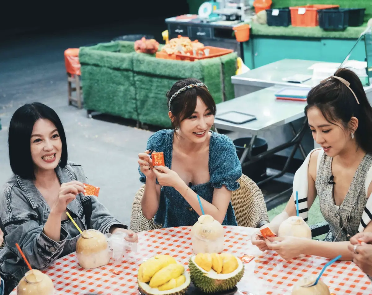 ▲曾莞婷（中）雙喜臨門，才拿下金鐘獎最佳女配角，新節目《驚奇旅明星》收視又告捷，她在裡面與苗可麗（左）、周曉涵（右）等都放飛自我，沒在管形象，盡情做自己，成為節目一大特色。（圖／東森綜合台提供）