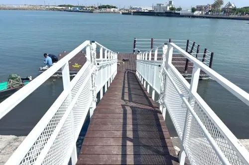 ▲海洋委員會斥資新台幣500萬元，在高雄市彌陀區彌陀漁港打造無障礙浮動碼頭，讓身障朋友親水新體驗。(圖／海洋委員會提供)