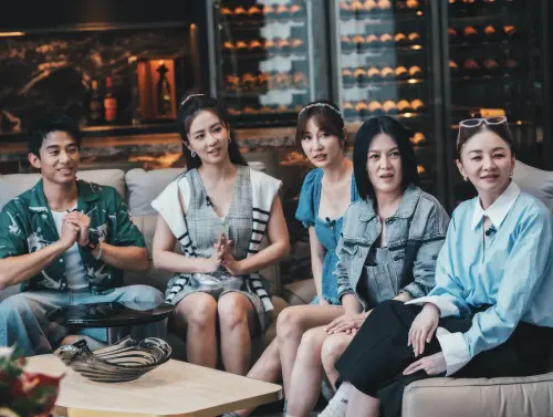 ▲初孟軒（左起）陪伴周曉涵、曾莞婷、苗可麗與花花一起出國，在《驚奇旅明星》成為替姐姐們服務的小鮮肉幫手。（圖／東森綜合台提供）