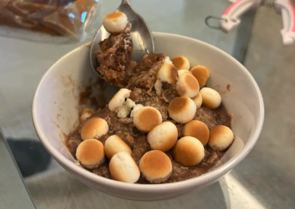 ▲近期國民點心小饅頭爆紅，只要將牛奶倒入小饅頭中微波30秒，就能變出軟Q麻糬口感，掀起全網實測風潮。（圖／翻攝自Threads@qbeeeeeee___）