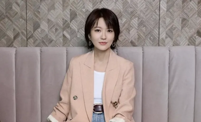 ▲新加坡歌手蔡淳佳（如圖）相隔17年再度來台，撕掉玉女標籤，她表示私下的她其實超強悍，前世回溯也發現自己是一隻公老鷹。（圖／淳萃文化提供）